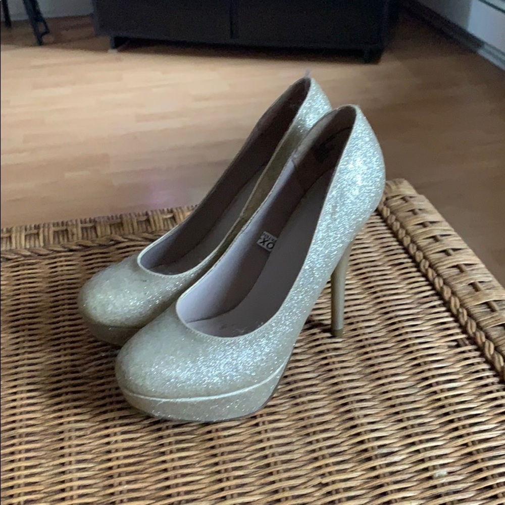 Size 5.5 women’s 3.5” heel.